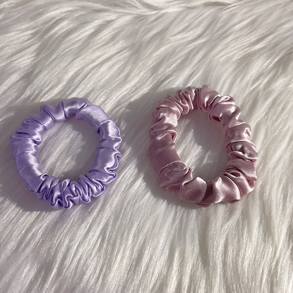 🎉3/$30 Set of 2 100% Silk Hair Ties Hair Scrunchies Purple & Pink - Picture 2 of 2
